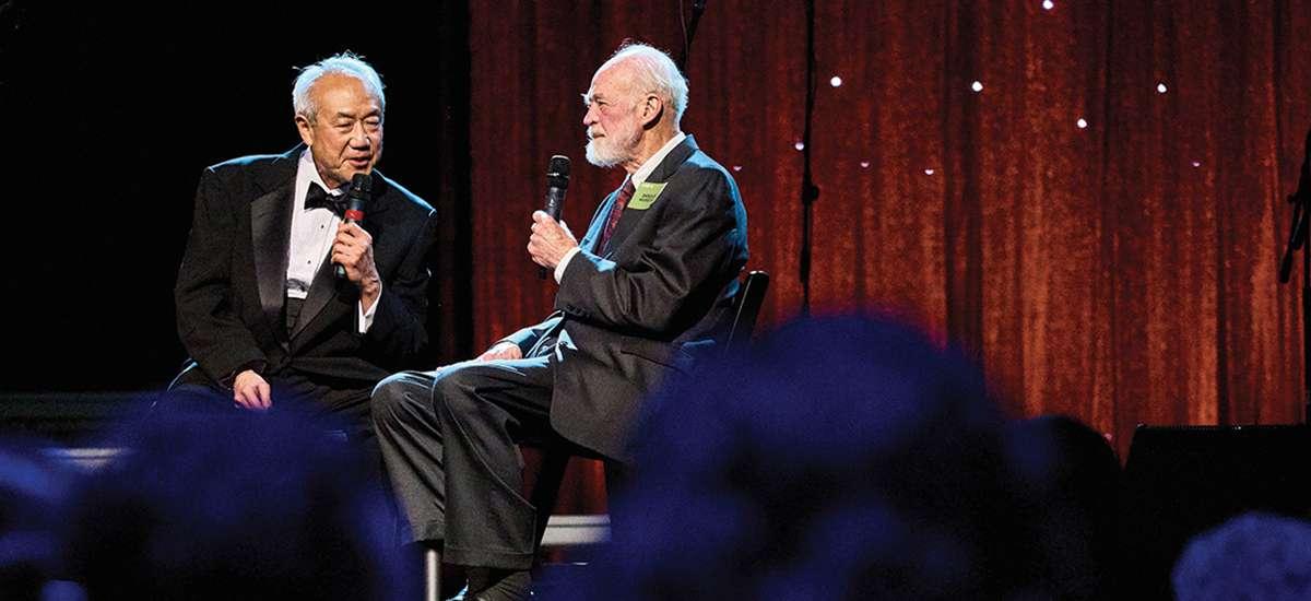 66岁的斯基普·李(右)在晚会上采访了54岁的尤金·彼得森，他是《赌博十大靠谱软件》的作者
